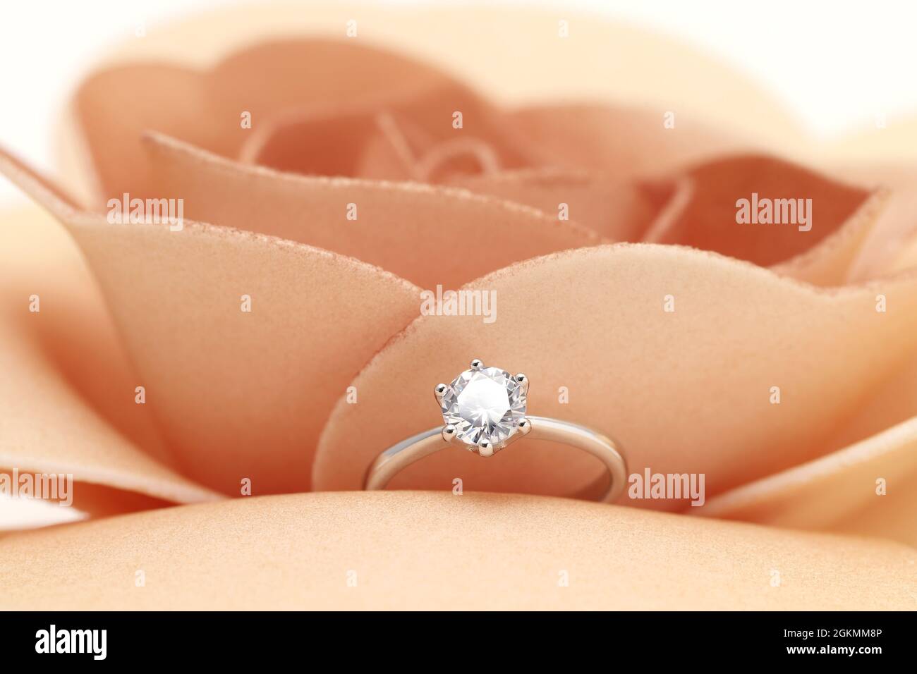 Elégant anneau de diamant à l'intérieur de fleur rose, concept de proposition de mariage Banque D'Images