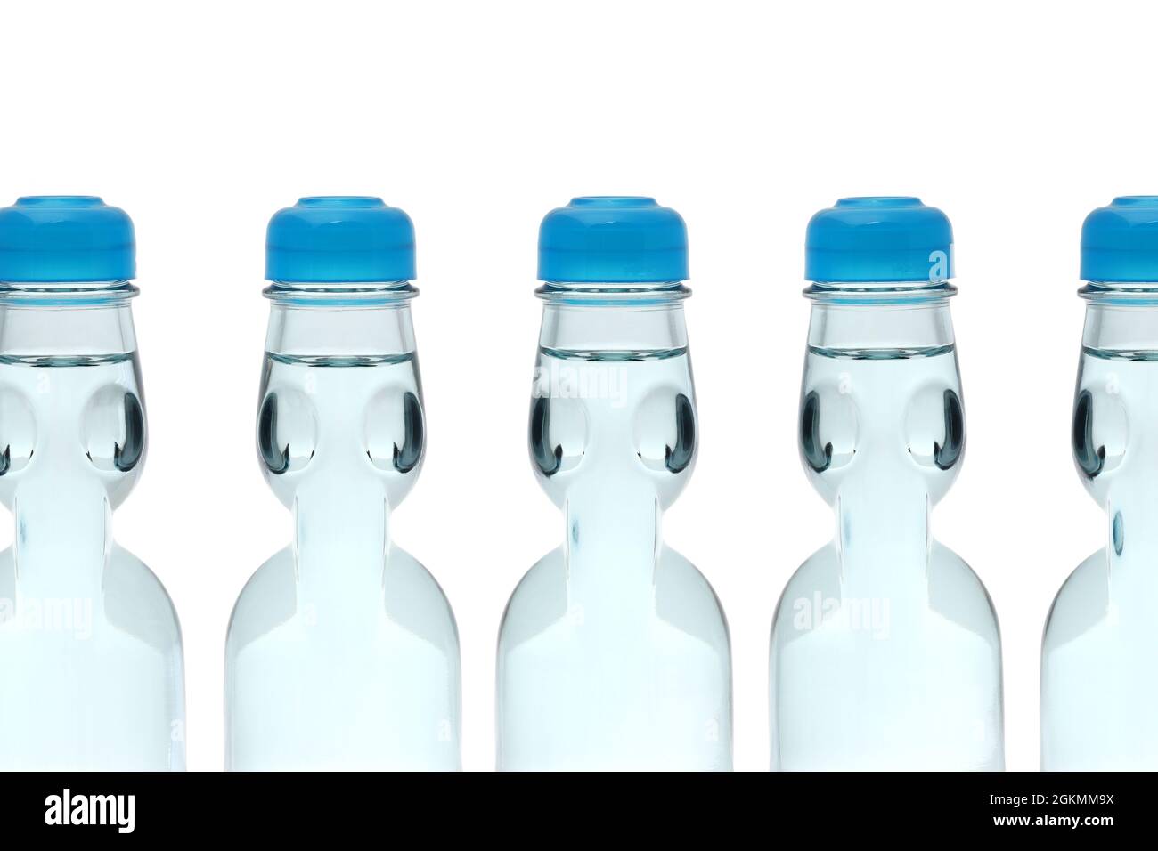 Boisson gazeuse Ramune dans une bouteille sur fond blanc Banque D'Images