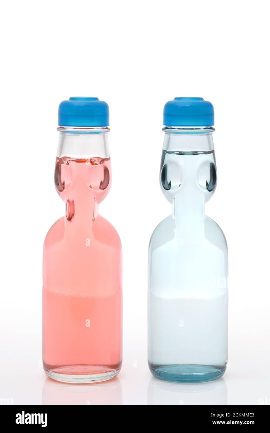 Boisson gazeuse Ramune dans une bouteille sur fond blanc Banque D'Images