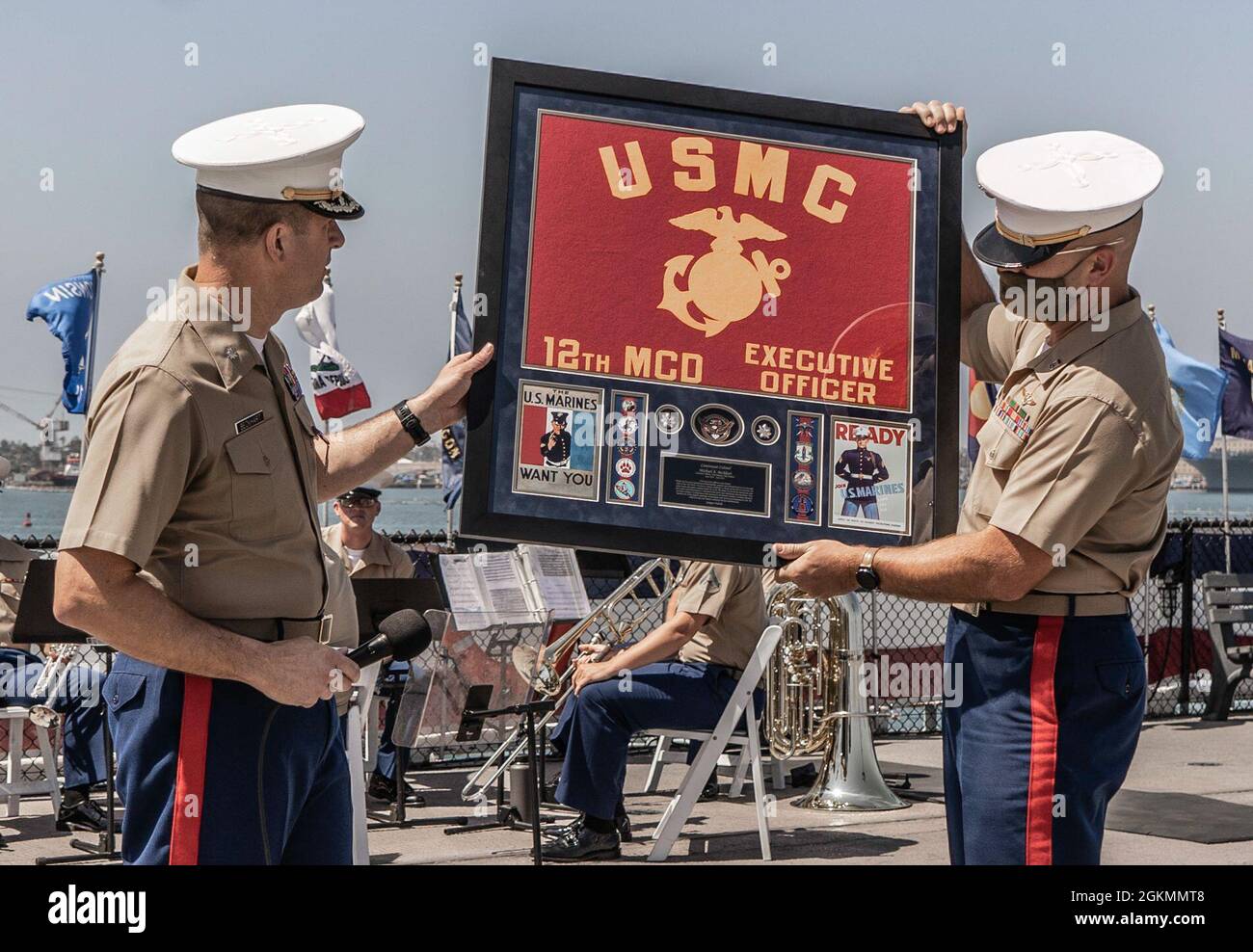 Le capitaine du corps des Marines des États-Unis, Trevor W. Sewell, un assistant de l'aviation pour l'approvisionnement des officiers du 12ème District des Marines, présente un cadeau au lieutenant-colonel du corps des Marines des États-Unis, Michael A. Beckhart, dirigeant du 12ème MCD, lors de sa cérémonie de retraite à bord du porte-avions désaffecté USS Midway (CV-41), à San Diego, Le 28 mai 2021. Beckhart a servi plus de 22 ans dans le corps des Marines avant de prendre sa retraite. Banque D'Images