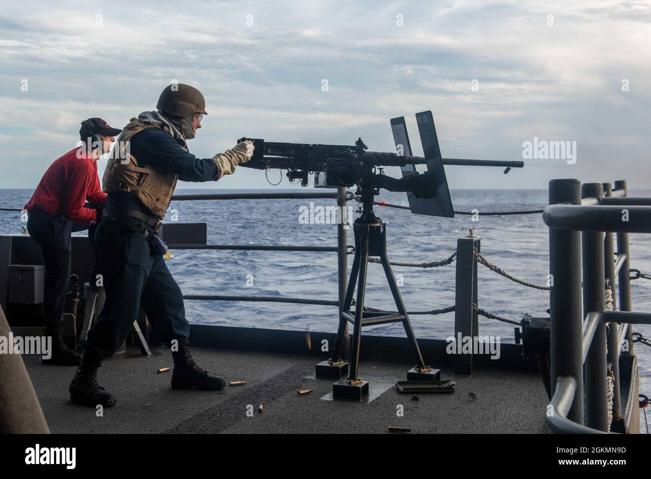 210528-N-CW176-1006 MER DES PHILIPPINES (le 28 mai 2021) Un Sailor tire une  mitrailleuse de calibre 0,50 lors d'un exercice de tir en direct “Killer  Tomato” sur le fantail du seul porte-avions déployé
