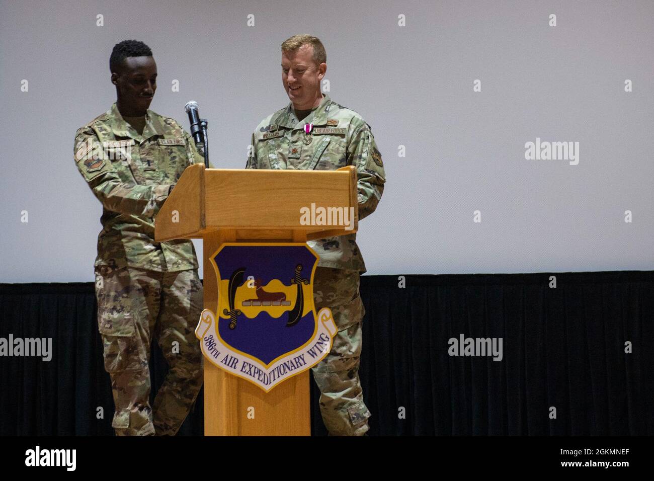 La 386e Escadre expéditionnaire aérienne a récemment tenu une cérémonie de passation de commandement pour le 386e Escadron de maintenance des aéronefs expéditionnaires à la base aérienne Ali Al Salem, au Koweït, le 28 mai 2021. Les EAMXS de 386 ont déclaré Au revoir au Maj. Kipp Williams de la Force aérienne des États-Unis, et le lieutenant-colonel Dale Ellis a pris le commandement. Banque D'Images