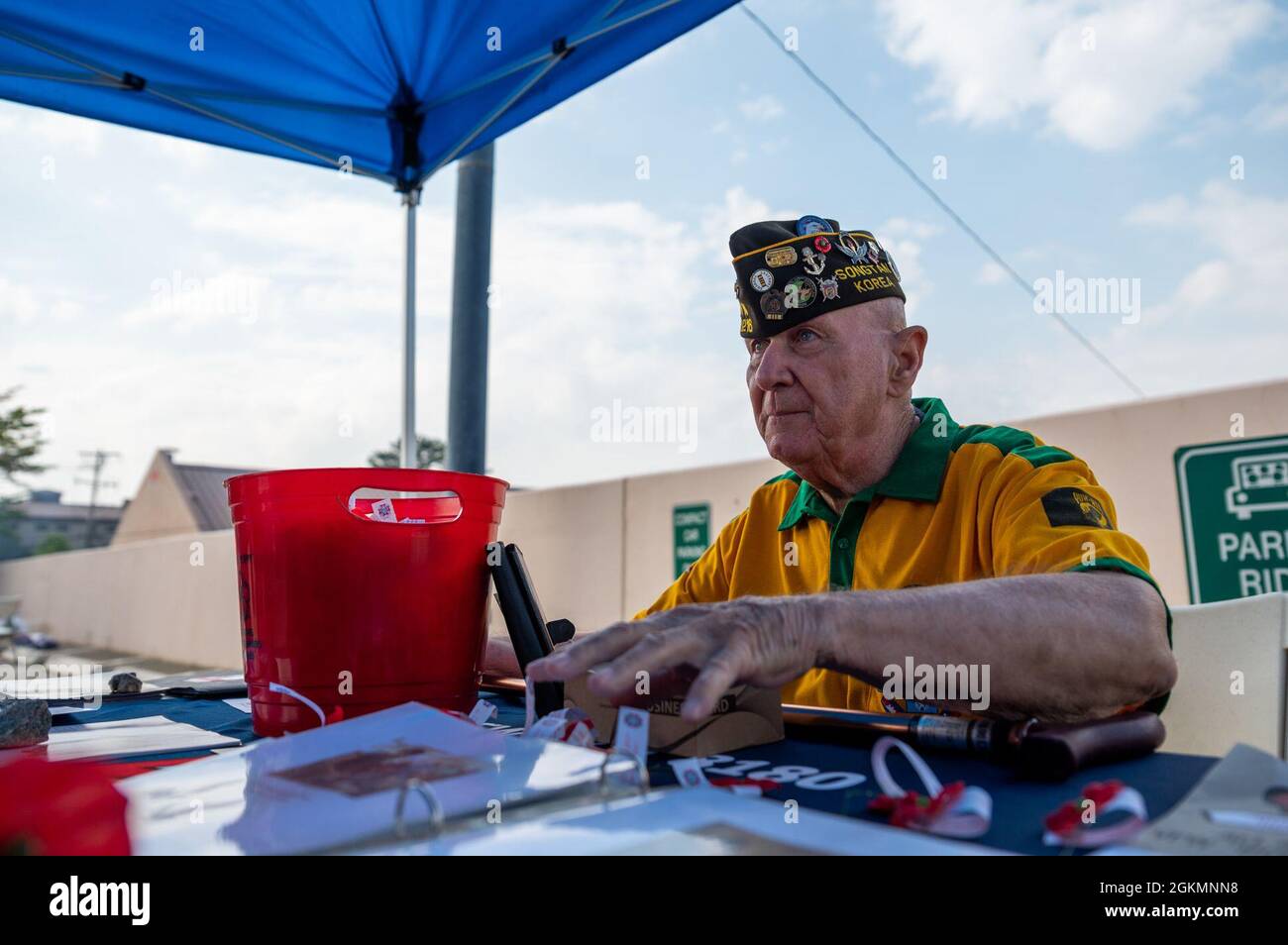 Ermest Lee, un ancien commandant de poste des anciens combattants des guerres étrangères, 8180 Corée, présente des photos d'événements militaires passés lors d'un souvenir du jour du souvenir à la base aérienne d'Osan, République de Corée, le 28 mai 2021. Le Memorial Day a été fait une fête fédérale officielle en 1971. Banque D'Images