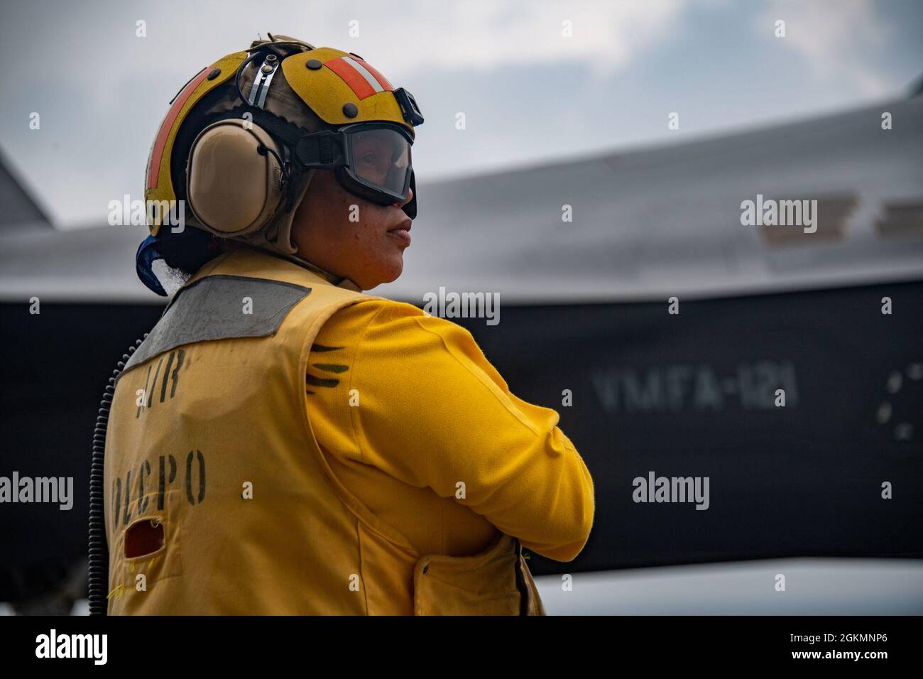 OCÉAN PACIFIQUE (28 mai 2021) le compagnon de Boatswain de l’Aviation principale Mercedes Amador, de New York, affectée au navire d’assaut amphibie déployé à l’avant USS America (LHA 6), signale un F-35B Lightning de la 31e unité expéditionnaire maritime (MEU) sur le pont de vol du navire. L'Amérique, navire chef de file du America Amphiobie Ready Group, 31e équipe de MEU, opère dans la zone d'opérations de la 7e flotte américaine pour améliorer l'interopérabilité avec les alliés et les partenaires et servir de force de réaction prête à l'emploi pour défendre la paix et la stabilité dans la région Indo-Pacifique. Banque D'Images