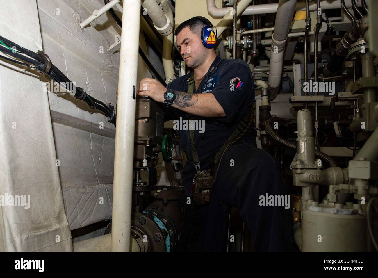 210528-N-RL695-1078 MER DES CARAÏBES - (28 mai 2021) -- le technicien en systèmes de turbine à gaz (électrique) de 1re classe Dominic Dieppa, affecté au navire de combat littoral Freedom-variant USS Sioux City (LCS 11), effectue l'entretien d'une vanne à moteur (MOV) dans la salle principale des machines, le 28 mai 2021. Sioux City est déployée dans la zone d’opérations de la 4e flotte des États-Unis pour appuyer la mission de la Force opérationnelle interagences conjointe Sud, qui comprend des missions de lutte contre le trafic illicite de drogues dans les Caraïbes et le Pacifique oriental. Banque D'Images