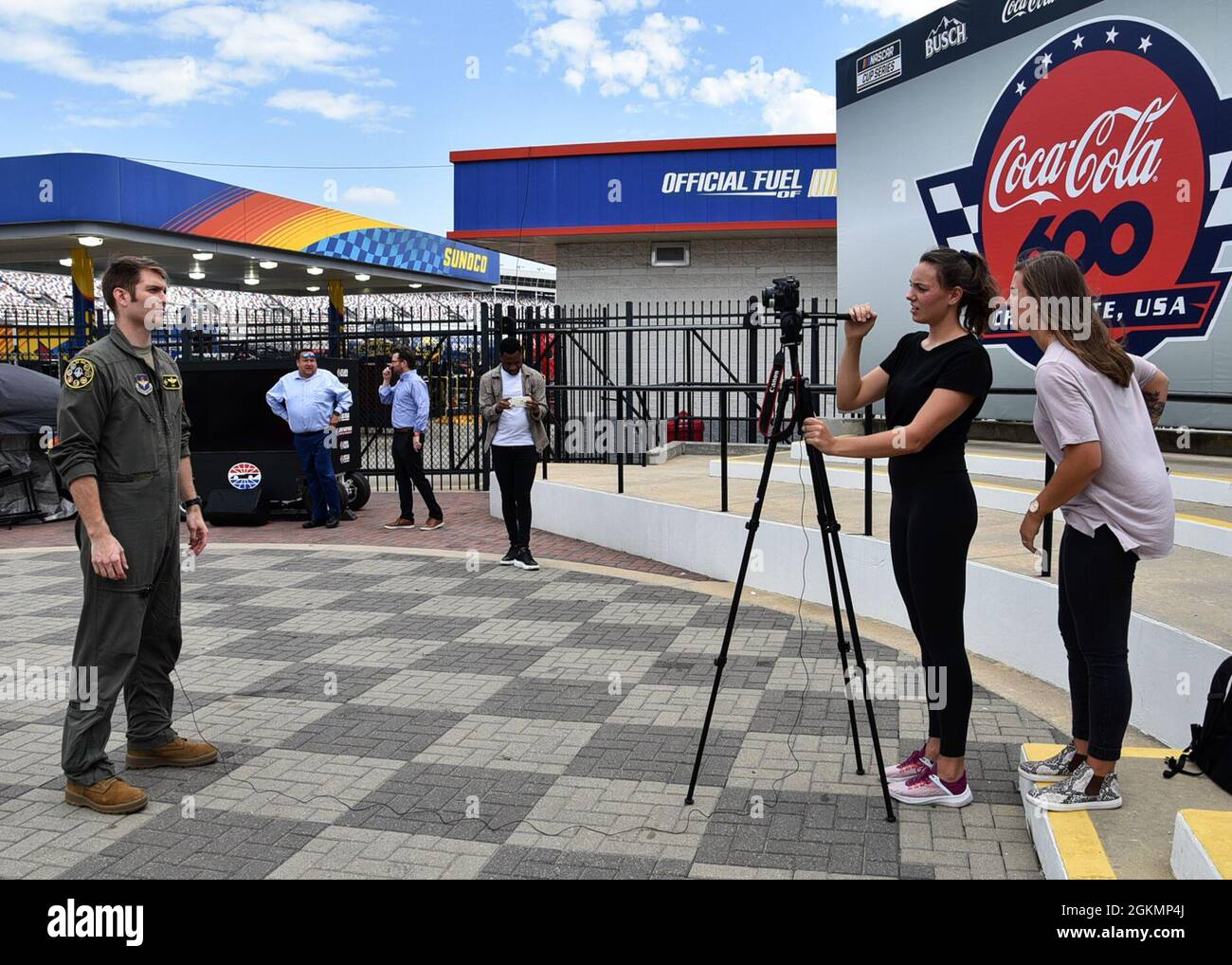 Le Maj. Joseph Songer entretiens avec des reporters du Queens News Service dans le cercle de la victoire au circuit automobile de Charlotte Motor Speedway à Charlotte, Caroline du Nord, 28 mai 2021. Songer a dirigé une formation de quatre navires de T-38 Talons à l'appui de la cérémonie du Memorial Day à la course NASCAR Coca-Cola 600. Banque D'Images