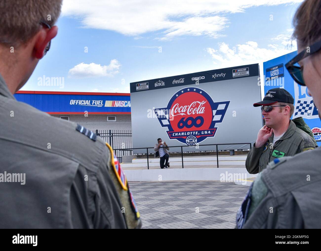 Des pilotes du programme d'entraînement des pilotes de jet interarmées Euro-OTAN de la base aérienne de Sheppard ont visité le circuit automobile de Charlotte à Charlotte, en Caroline du Nord, le 28 mai 2021. Cette équipe a effectué un survol avec T-48 Talons en soutien à la course NASCAR Coca-Cola 600 du Memorial Day Weekend. Banque D'Images