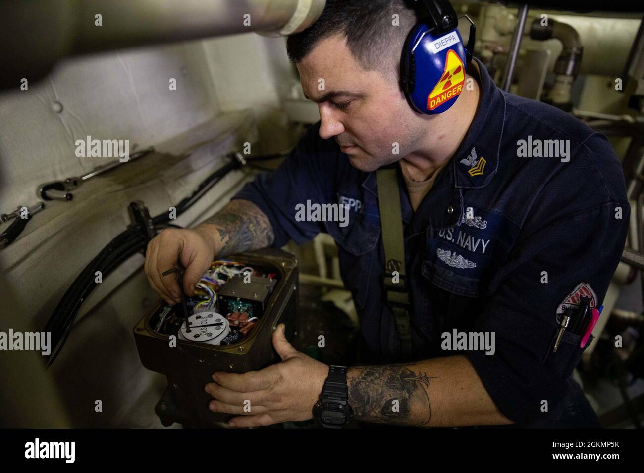 210528-N-RL695-1091 MER DES CARAÏBES - (28 mai 2021) -- le technicien en systèmes de turbine à gaz (électrique) de 1re classe Dominic Dieppa, affecté au navire de combat littoral Freedom-variant USS Sioux City (LCS 11), effectue l'entretien d'une vanne à moteur (MOV) dans la salle principale des machines, le 28 mai 2021. Sioux City est déployée dans la zone d’opérations de la 4e flotte des États-Unis pour appuyer la mission de la Force opérationnelle interagences conjointe Sud, qui comprend des missions de lutte contre le trafic illicite de drogues dans les Caraïbes et le Pacifique oriental. Banque D'Images
