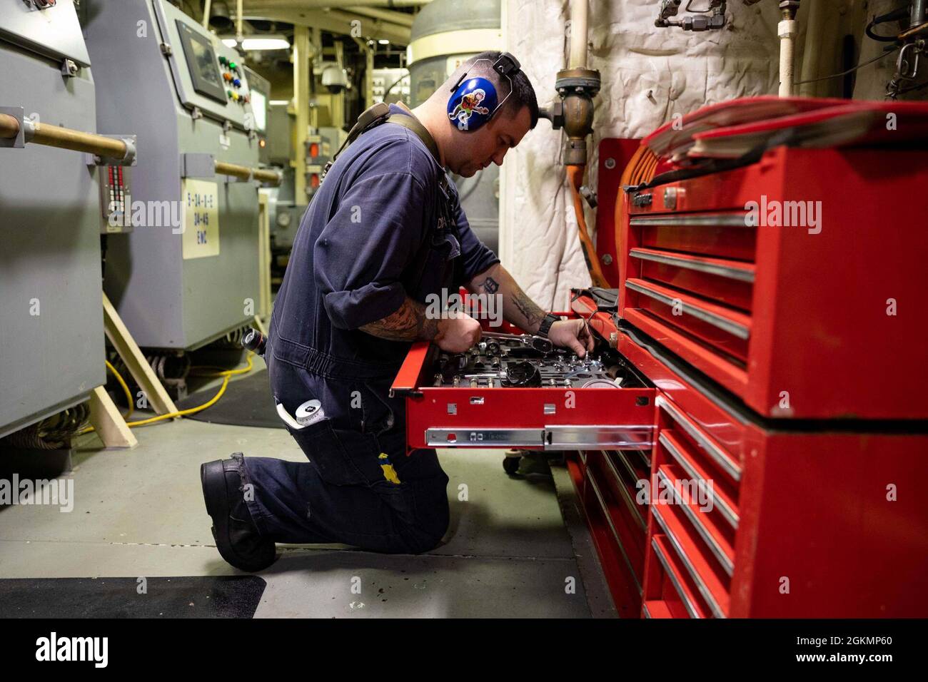 210528-N-RL695-1094 MER DES CARAÏBES - (28 mai 2021) -- technicien en systèmes de turbines à gaz (électrique), Dominic Dieppa, de 1re classe, affecté au navire de combat littoral Freedom-variant USS Sioux City (LCS 11), se prépare à effectuer l'entretien dans la salle principale de machines, le 28 mai 2021. Sioux City est déployée dans la zone d’opérations de la 4e flotte des États-Unis pour appuyer la mission de la Force opérationnelle interagences conjointe Sud, qui comprend des missions de lutte contre le trafic illicite de drogues dans les Caraïbes et le Pacifique oriental. Banque D'Images