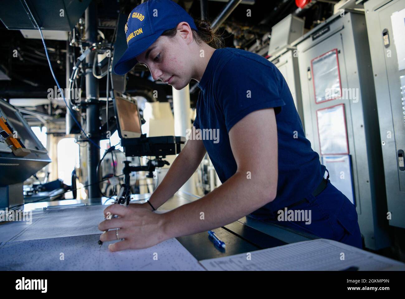 Le Matelot de 1re classe Meleah Tiber, de Bridgeport (Ohio), est stationné à l'USCGC Hamilton, comme on l'a vu ici dans l'océan Atlantique, le 28 mai 2021. Après avoir rejoint la Garde côtière à 17 ans, elle a été stationnée à bord de Hamilton après le camp d'entraînement et a rapidement été intégrée à l'équipage. En tant que couturière, elle est chargée de l'entretien de la découpeuse, d'une barre et d'un guetteur qualifiés, et elle aide au lancement et à la récupération de petits bateaux et aux opérations d'hélicoptères. Banque D'Images