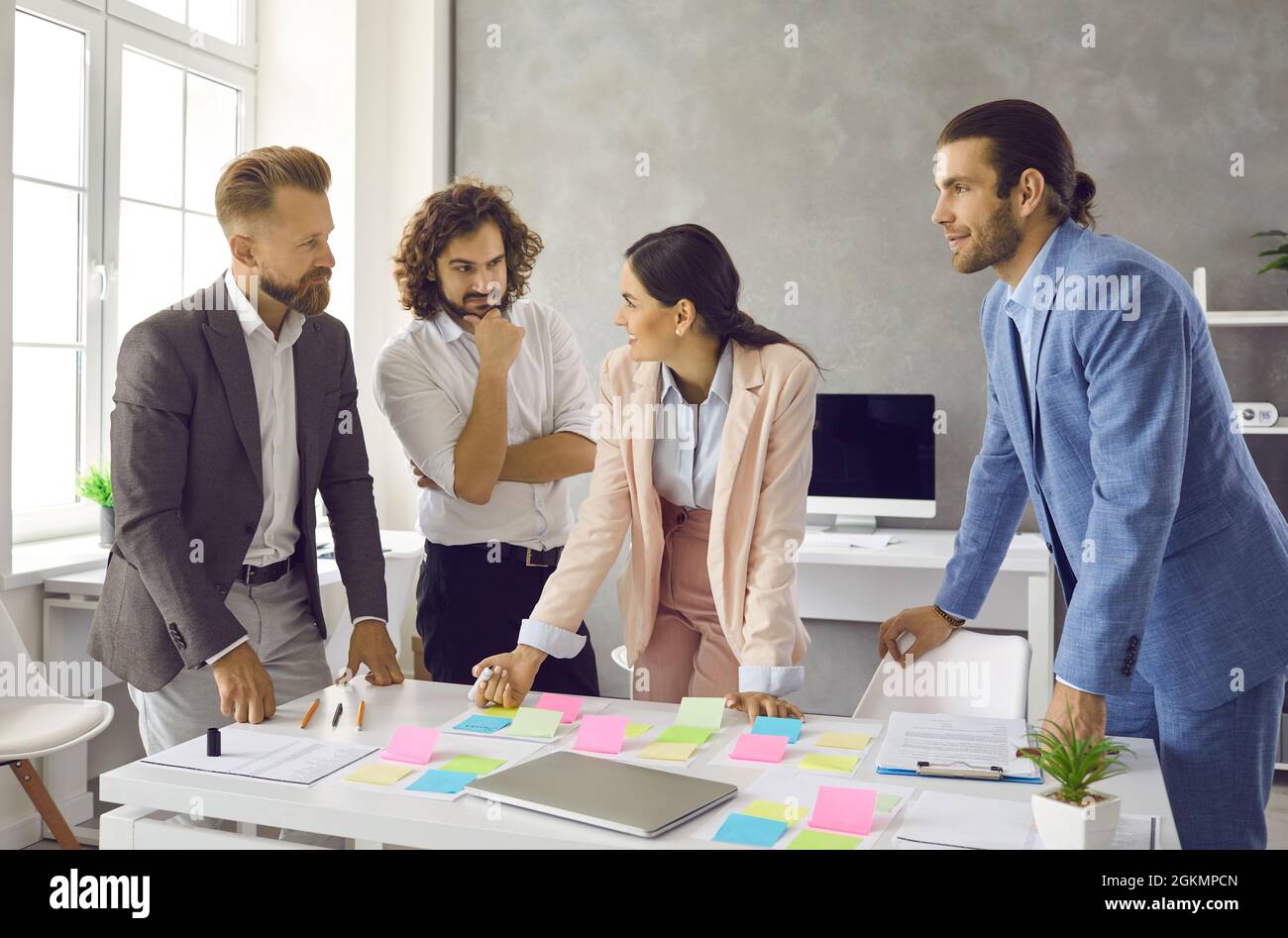 Une équipe de professionnels créatifs remue-méninges et discute d'idées lors d'une réunion de travail Banque D'Images