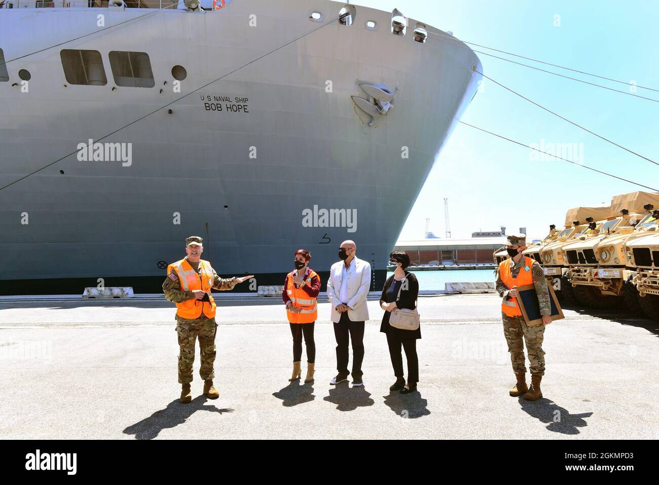 Le 839e Bataillon des transports 'Key to the Mediterranean' a organisé un événement de la Journée de la famille au port de Livourne, Italie, le 28 mai 2021. Le 839e ainsi que les membres de son détachement d'Italie ont invité des membres de sa famille au port à observer les opérations portuaires à l'appui du chargement de l'équipement vers le USNS Bob Hope, un navire du Commandement militaire du transport maritime des États-Unis. Les familles ont pu voir de première main la mission vitale que les 839e soldats, les civils de l'armée et les professionnels de la nation hôte exécutent dans les ports à l'appui des missions du Commandement européen des États-Unis et du Commandement de l'Afrique des États-Unis. Banque D'Images