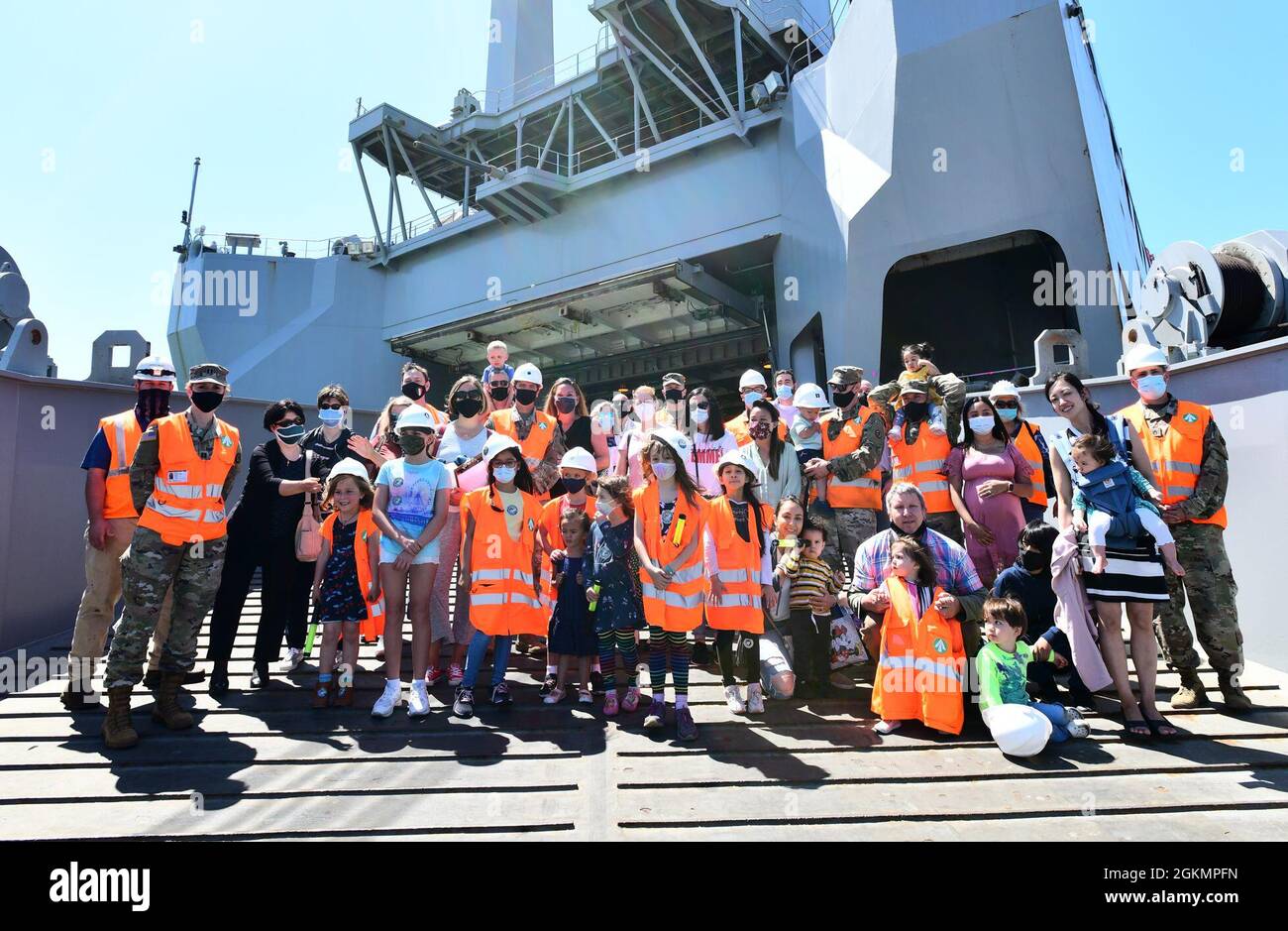 Le 839e Bataillon des transports 'Key to the Mediterranean' a organisé un événement de la Journée de la famille au port de Livourne, Italie, le 28 mai 2021. Le 839e ainsi que les membres de son détachement d'Italie ont invité des membres de sa famille au port à observer les opérations portuaires à l'appui du chargement de l'équipement vers le USNS Bob Hope, un navire du Commandement militaire du transport maritime des États-Unis. Les familles ont pu voir de première main la mission vitale que les 839e soldats, les civils de l'armée et les professionnels de la nation hôte exécutent dans les ports à l'appui des missions du Commandement européen des États-Unis et du Commandement de l'Afrique des États-Unis. Banque D'Images