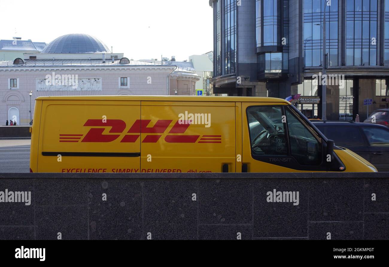 17 mars 2018, Moscou, Russie. Une fourgonnette jaune avec le logo DHL à l'arrière est garée dans une rue de la ville. Banque D'Images