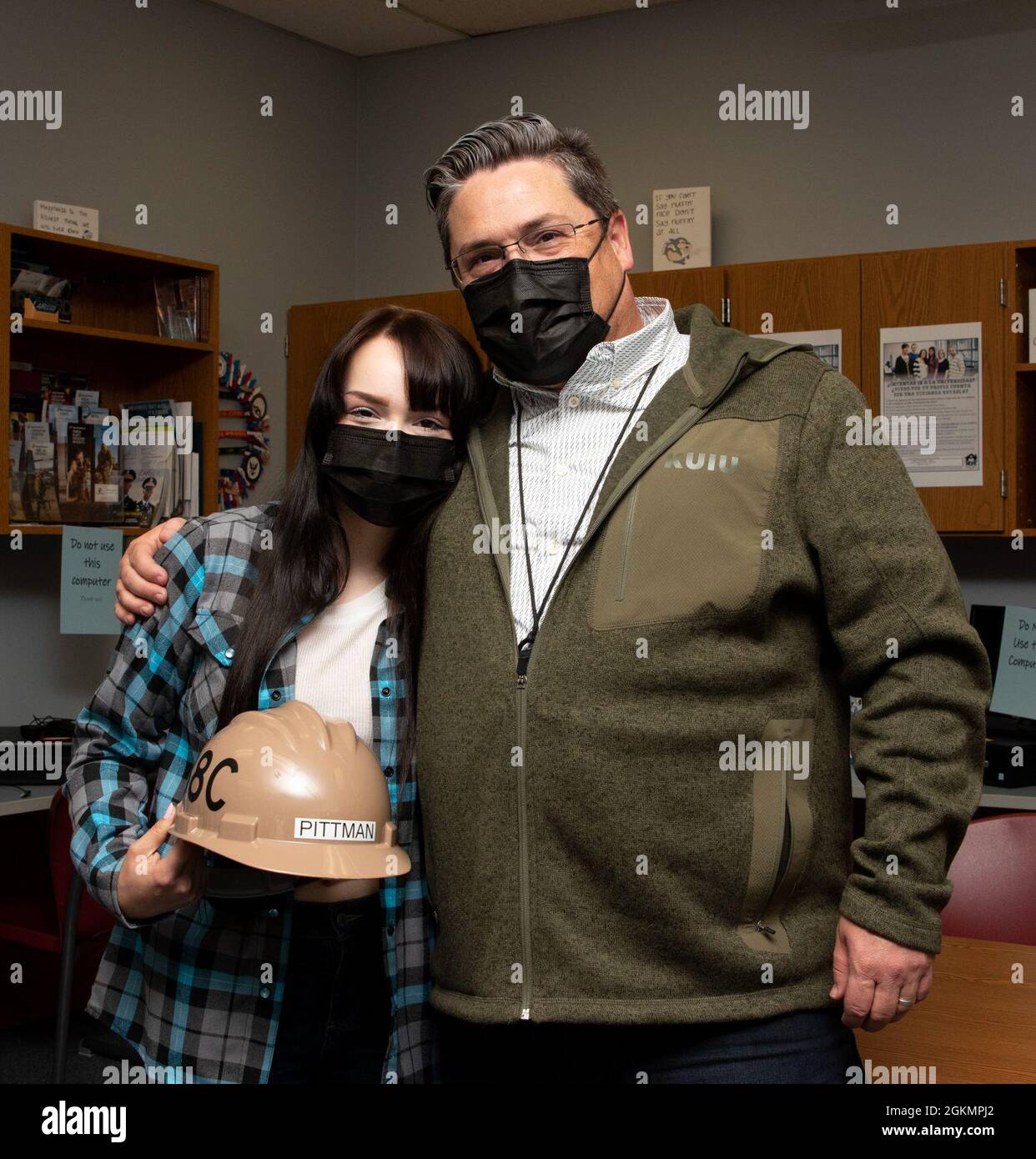 PORT ORCHARD, Washington (28 mai 2021) – Alexandra Pittman, sénior, South Kitsap High School (SKHS), pose avec son père, Alexander Pittman, au SKHS, le 28 mai. Le personnel de direction de TRFB a travaillé avec les conseillers d'orientation de SKHS pour identifier trois aînés d'école secondaire très motivés qui s'intéressent au travail commercial et les a interviewés pour un emploi potentiel à TRFB. Banque D'Images