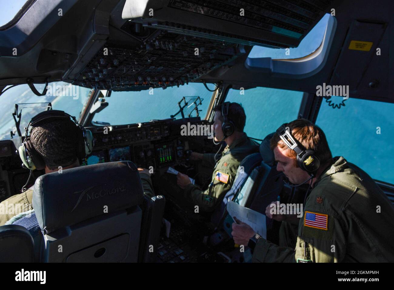 Mack Delgado, Nick Burke et Hatton Updike, pilotes de l'équipe de démonstration C-17 de la côte Ouest, pratiquent une démonstration aérienne au-dessus de Miami Beach, Floride, le 28 mai 2021. L'équipe de démonstration, basée sur la base conjointe Lewis-McChord, Washington, présente au public les capacités du C-17 Globemaster III, offrant ainsi une opportunité d'engagement et de recrutement communautaire. Banque D'Images