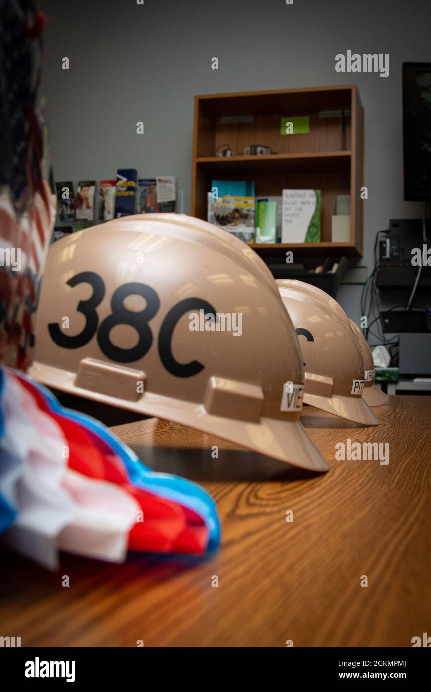 PORT ORCHARD, Washington (28 mai 2021) – les casques durs reposent sur une table à l'école secondaire South Kitsap (SKHS), le 28 mai. Le personnel de direction de Trident Reit Facility Bangor (TRFB) a travaillé avec les conseillers d'orientation de SKHS pour identifier trois aînés d'école secondaire très motivés qui s'intéressent au travail commercial et les a interrogés pour trouver un emploi potentiel à TRFB. Banque D'Images