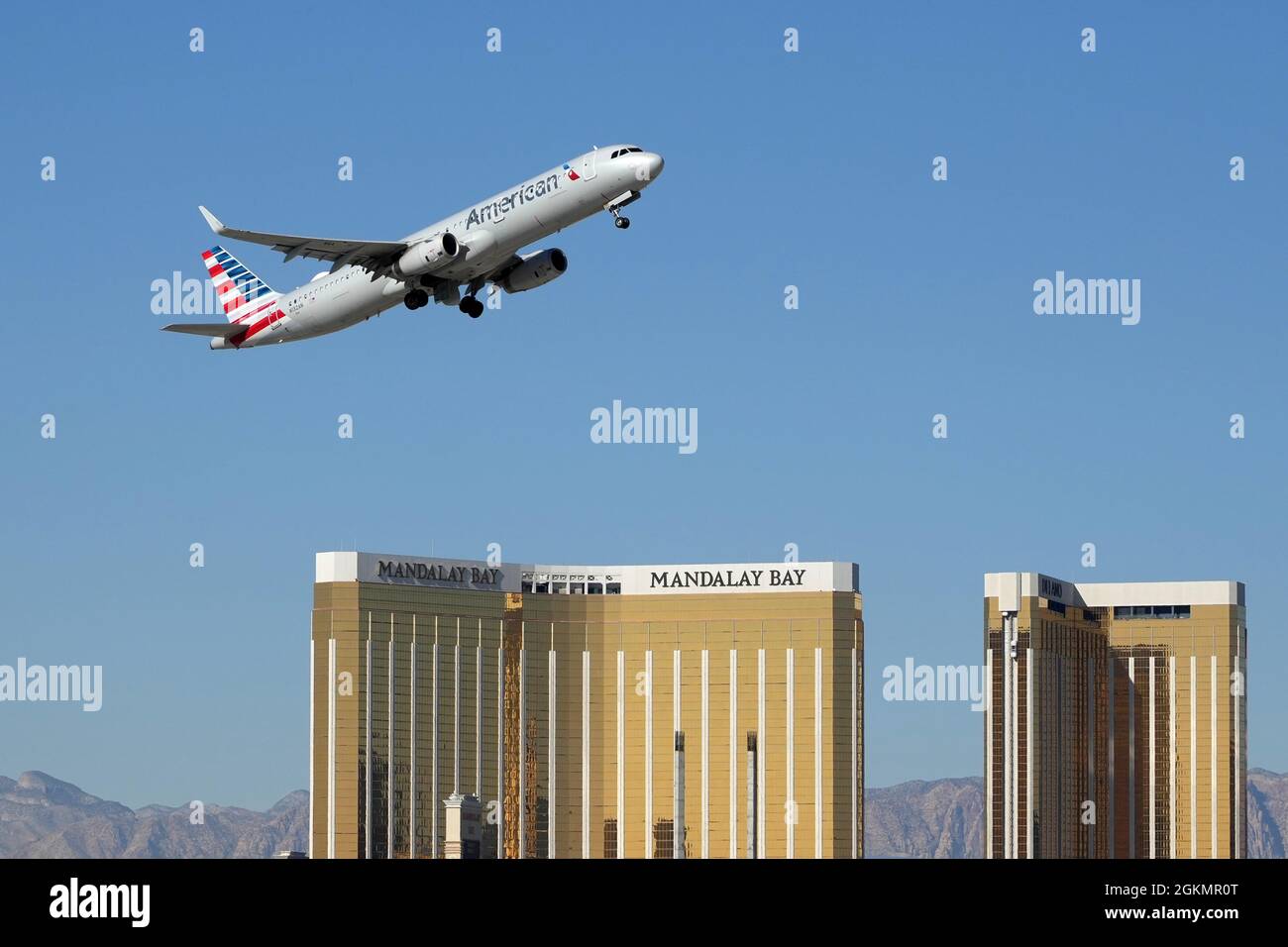 Une vue d'ensemble générale d'un Airbus A321 (double avion) d'American Airlines immatriculé N132AN part de l'aéroport international McCarran avec le M Banque D'Images