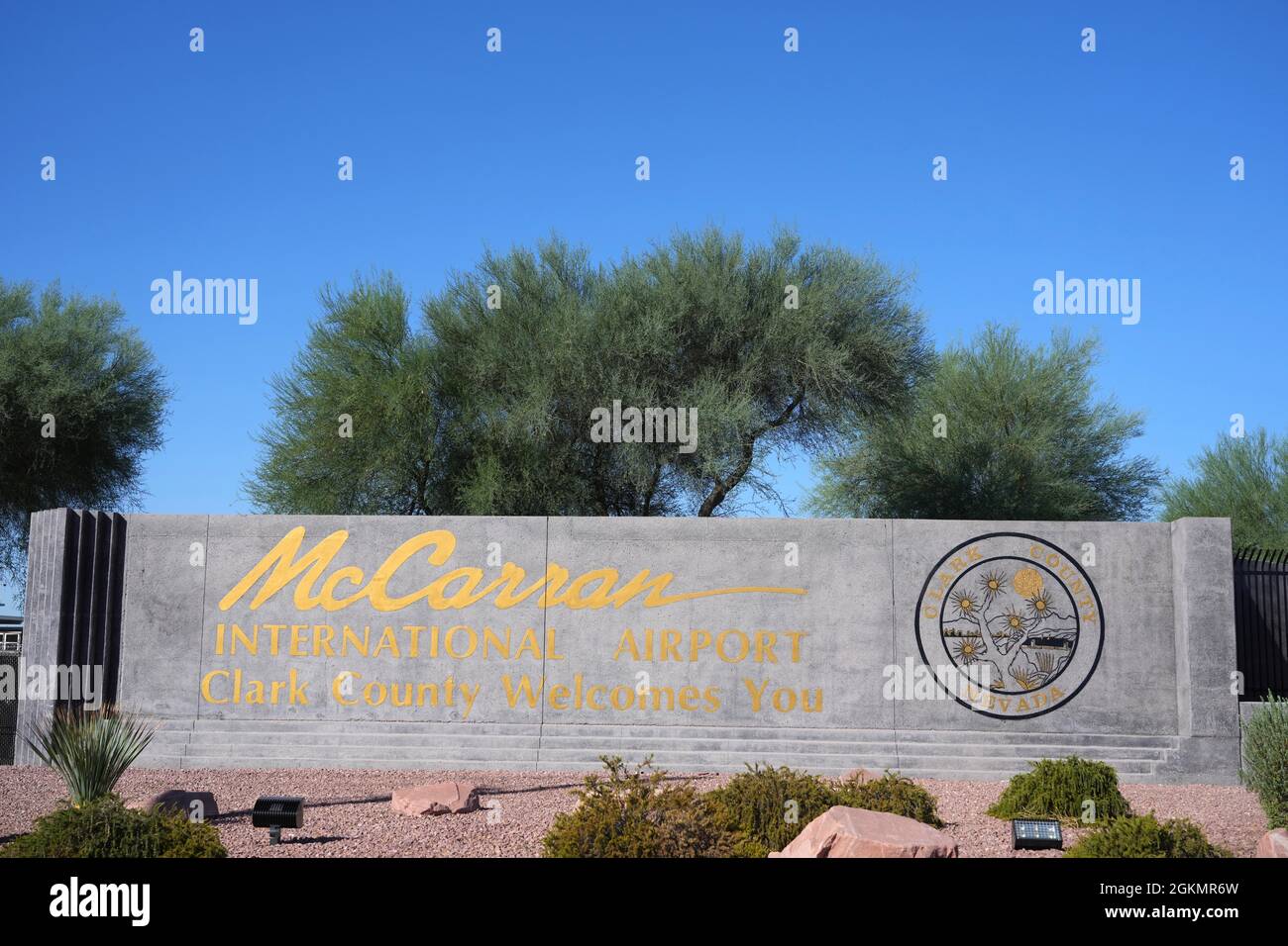 Un panneau à l'entrée de l'aéroport international McCarran, le mardi 14 septembre 2021, à Las Vegas. Banque D'Images