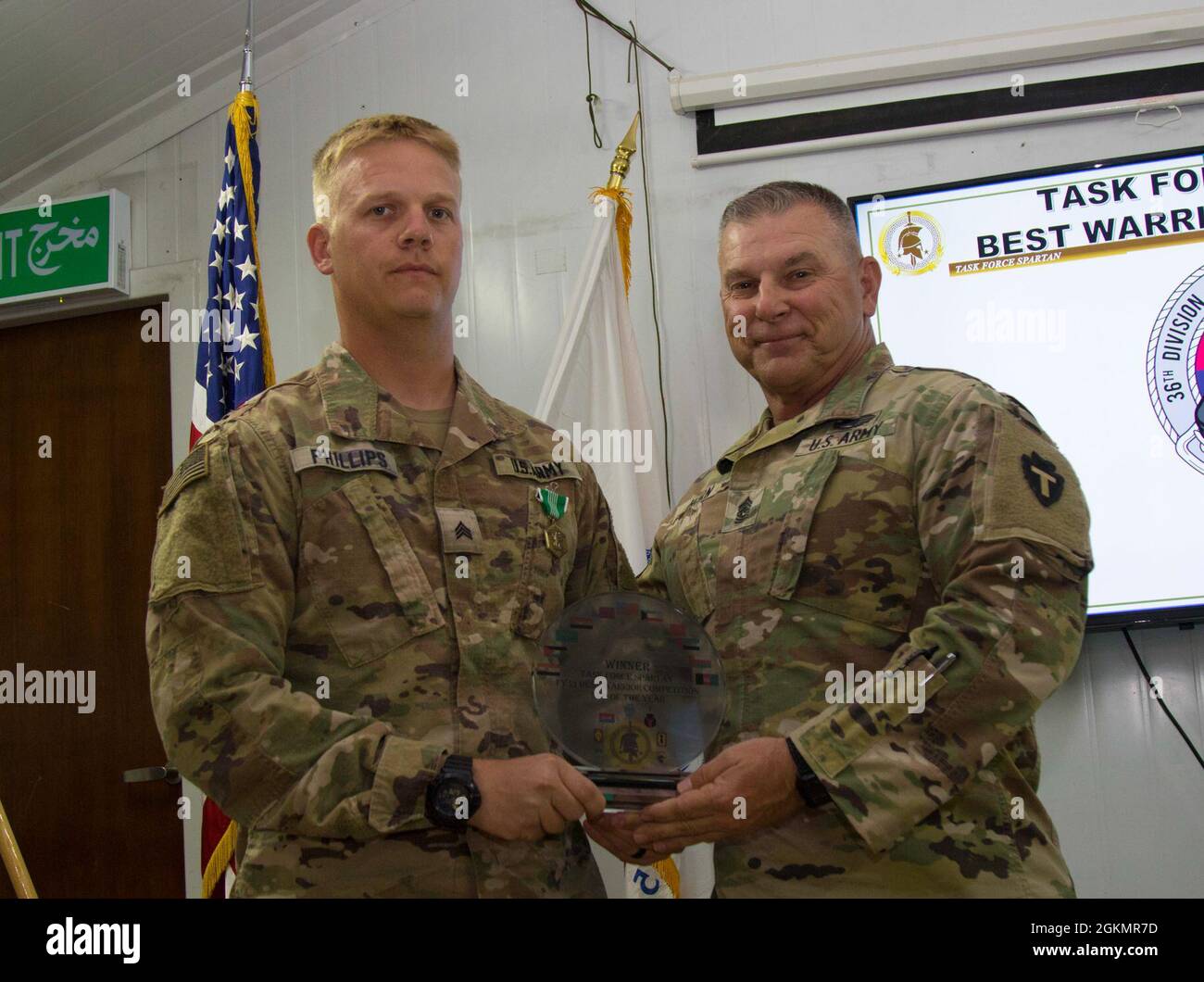 Sergent de l'armée américaine Chad Phillips, de la Force opérationnelle Bastards, accepte son prix du Sgt de commandement de la Division Spartan de la Force opérationnelle. Le Maj. Jim Horn, pour la 1ère place en tant qu'officier supérieur du rang dans le Concours de meilleur guerrier de Spartan de TF, 29 mai 2021, à Camp Buehring, Koweït. Phillips va maintenant participer au BWC du Commandement central de l’Armée des États-Unis en juin 2021. Banque D'Images