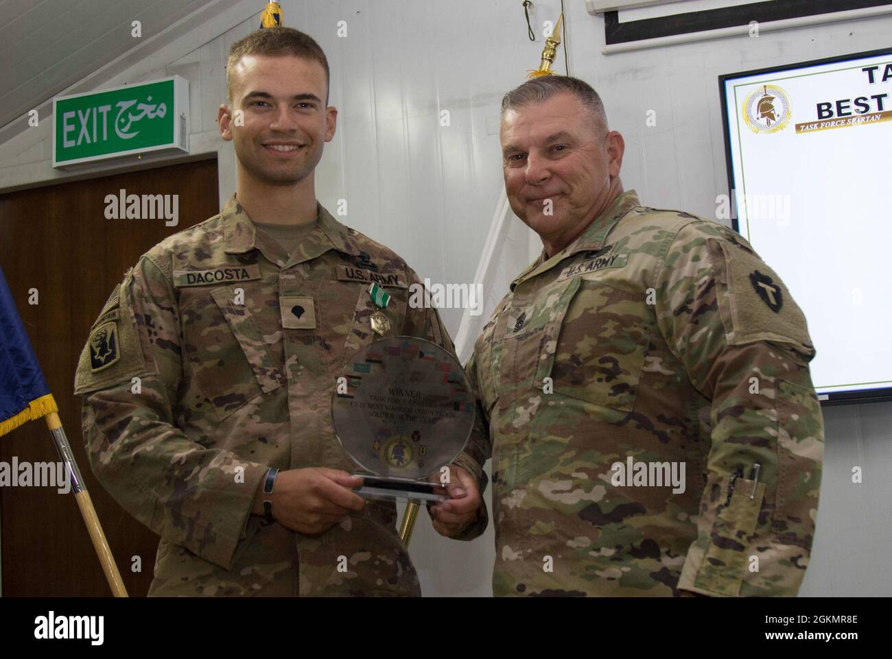 SPC de l'armée américaine. Omar Dacosta, Avalanche de la Force opérationnelle, accepte son prix du Sgt du commandement de la Division Spartan de la Force opérationnelle. Le major Jim Horn, pour la 1ère place comme premier soldat enrôla plus jeune dans la compétition de meilleur guerrier de Spartan de TF, 29 mai 2021, à Camp Buehring, Koweït. DaCosta va maintenant participer au BWC du Commandement central de l’Armée des États-Unis en juin 2021, qu’il affirme être honoré et enthousiaste à l’idée de passer au niveau suivant de la compétition. Banque D'Images