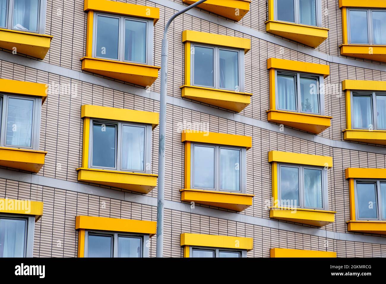 Kingston London, septembre 14 2021, jaune lumineux architectural Feature Windows dans Un immeuble moderne d'appartements sans personne Banque D'Images