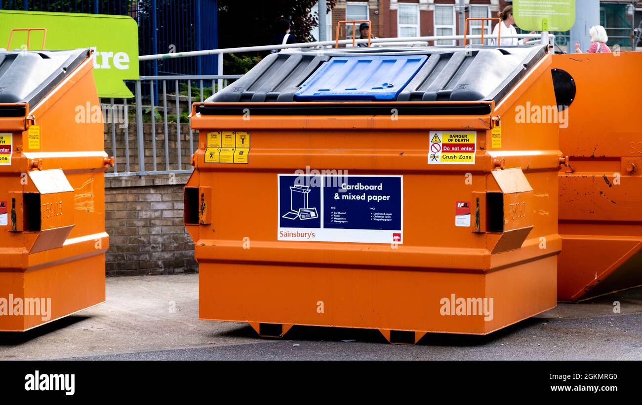 Kingston London, septembre 14 2021, Orange Industrial Waste Collection Container ou bac sans personne Banque D'Images