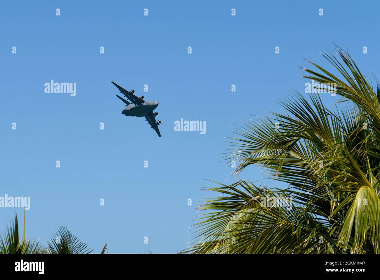 Un C-17 Globemaster III, piloté par des membres de l'équipe de démonstration C-17 de la côte Ouest de la base conjointe Lewis-McChord, Washington, vole dans le ciel au-dessus de Miami Beach, Floride, le 29 mai 2021. La démonstration faisait partie du salon National Salute to our Heroes Hyundai Air and Sea Show, qui a accueilli plus de 100,000 spectateurs les deux jours du spectacle. Banque D'Images