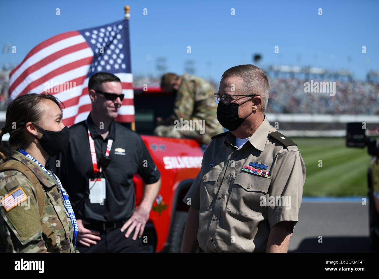 Indiana Adjutant général, Brig. Le Gén Dale Lyles, parle avec le Sgt. Tackora Farrington, Garde nationale de l'Indiana, au circuit automobile d'Indianapolis lors des cérémonies de pré-course de l'Indy 500 le 30 mai 2021. Des membres de la garde nationale de l'Indiana chantent lors des cérémonies de pré-course de l'Indy 500 au circuit automobile d'Indianapolis le 30 mai 2021. Banque D'Images