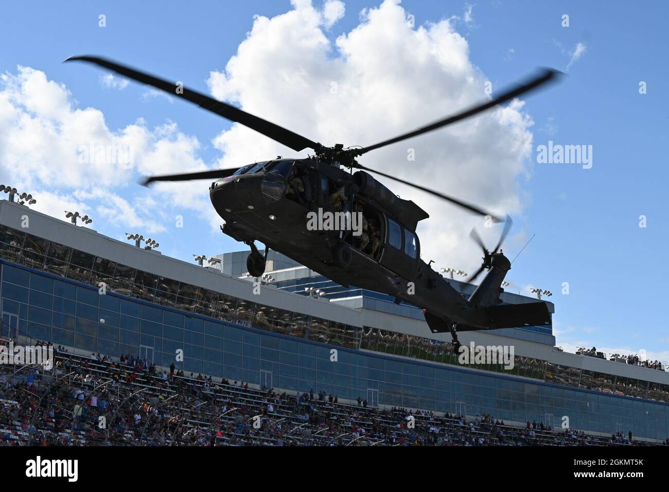 UH-60 Blackhawks survole le Winner's Circle au circuit automobile de Charlotte, en Caroline du Nord, le 30 mai 2021. 82d les parachutistes aéroportés ont assisté au 2021 Coca-Cola 600 le week-end du Memorial Day pour participer à l'honneur des membres du service déchus. Banque D'Images