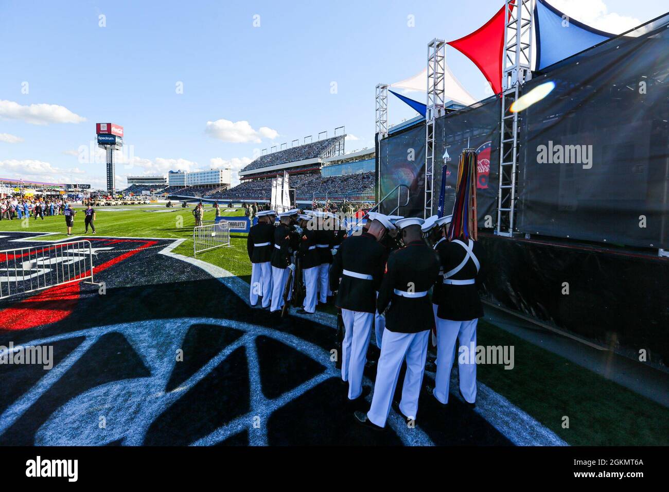 Marines et Marine Barracks Washington se sont réunis avant leur apparition avant la course au Coca-Cola 600 au circuit automobile de Charlotte, Charlotte, Caroline du Nord, le 30 mai 2021. La Marine américaine officielle Color Guard et une partie de tir Alpha Company ont participé à la cérémonie de pré-course au circuit automobile de Charlotte en l'honneur du Memorial Day. Banque D'Images