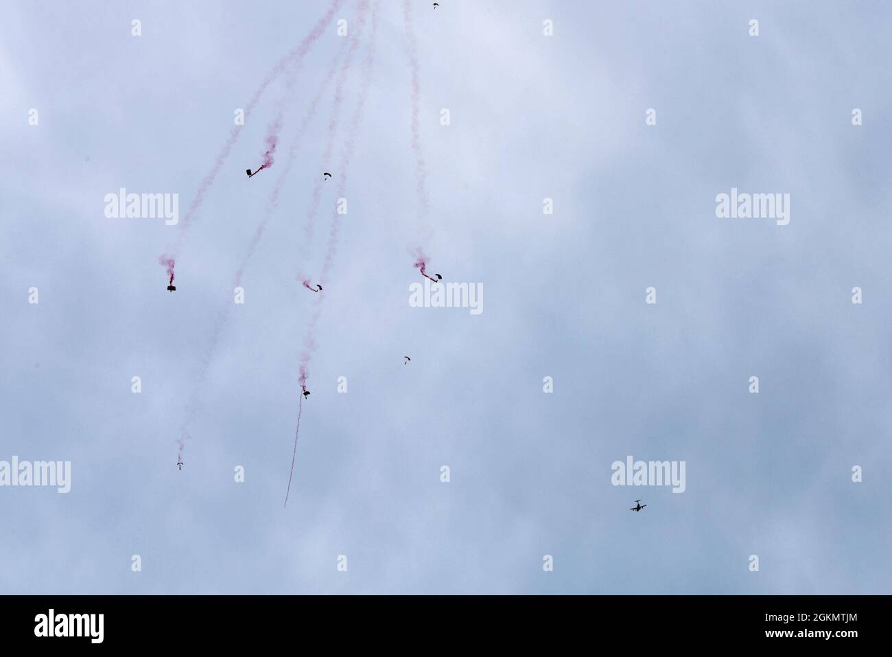 L'équipe de démonstration de l'Armée des Red Devils de l'Armée britannique commence sa démonstration au-dessus de Miami Beach, en Floride, après avoir parachutés d'un C-17 Globemaster III piloté par l'équipe de démonstration C-17 West Coast de la base conjointe Lewis-McChord, Washington, le 30 mai 2021. Les spectacles aériens donnent à l'équipe de démonstration l'occasion de présenter les capacités de l'avion qui sont utilisés à l'échelle mondiale pour réussir dans la mission de transport aérien. Banque D'Images