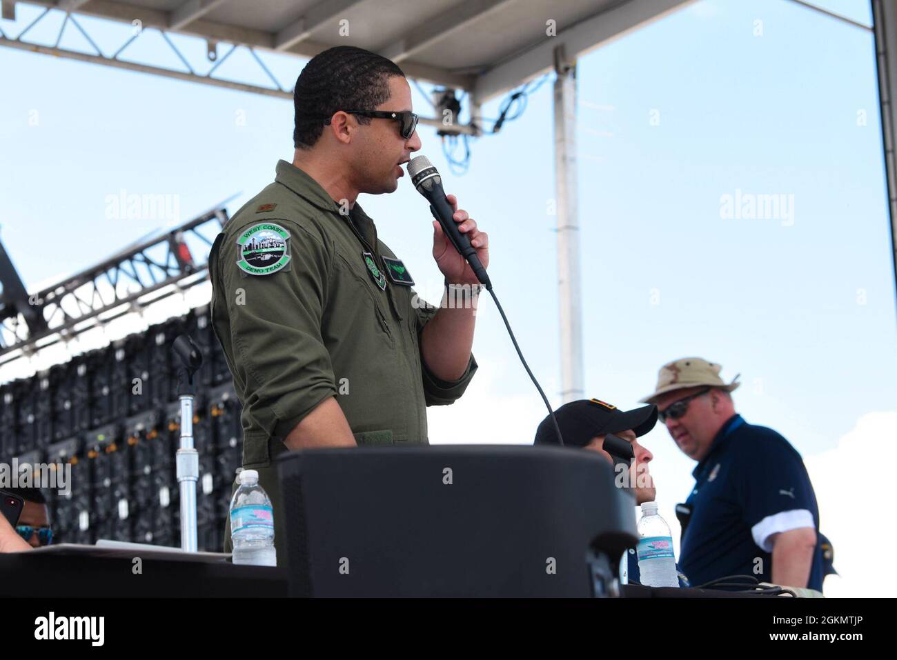 Le Maj. Mack Delgado de la U.S. Air Force, pilote de l'équipe de démonstration C-17 West Coast, annonce et raconte lors de la démonstration C-17 Globemaster III au National Salute to our Heroes Hyundai Air and Sea Show à Miami Beach, Floride, le 30 mai 2021. L'équipe de démonstration C-17 de la côte Ouest, basée sur la base conjointe Lewis-McChord, Washington, présente au public les capacités du C-17 Globemaster III, offrant ainsi une opportunité d'engagement et de recrutement communautaire. Banque D'Images