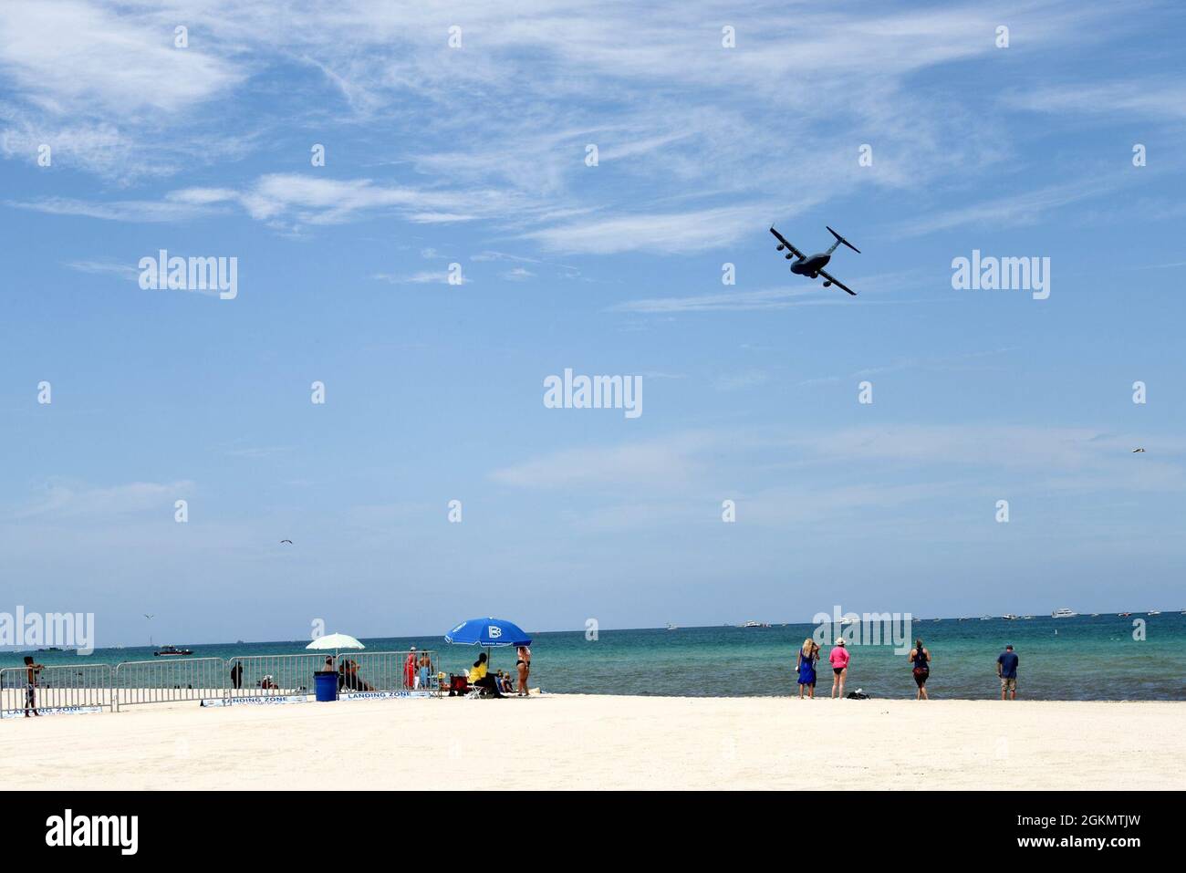 Un C-17 Globemaster III, piloté par des membres de l'équipe de démonstration C-17 de la côte Ouest de la base conjointe Lewis-McChord, Washington, vole dans le ciel au-dessus de Miami Beach, Floride, le 30 mai 2021. La démonstration faisait partie du National Salute to Our Heroes Hyundai Air and Sea Show, qui était le quatrième spectacle aérien de l’année de l’équipe de démonstration. Banque D'Images