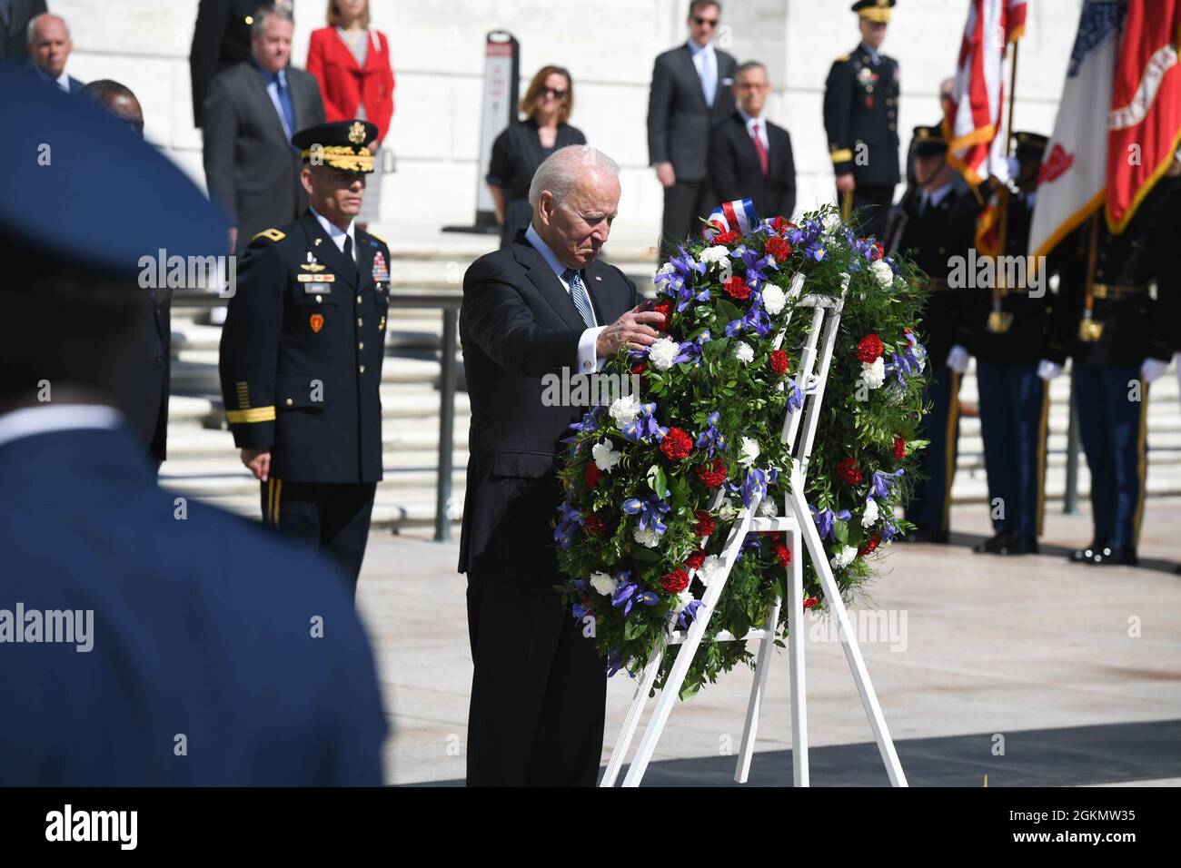 Le Président Joseph R. Biden Jr. Dépose une couronne à la tombe du Soldat inconnu en l'honneur des membres du service déchus pour commémorer le jour du souvenir, lors d'une cérémonie de pose de couronne des Forces armées au cimetière national d'Arlington, en Virginie, en mai. 31, 2021. Le major général de l'armée américaine Omar J. Jones IV, commandant du quartier général de la Force interarmées - région du Capitole national et district militaire de l'armée américaine de Washington, a accueilli l'événement. Banque D'Images