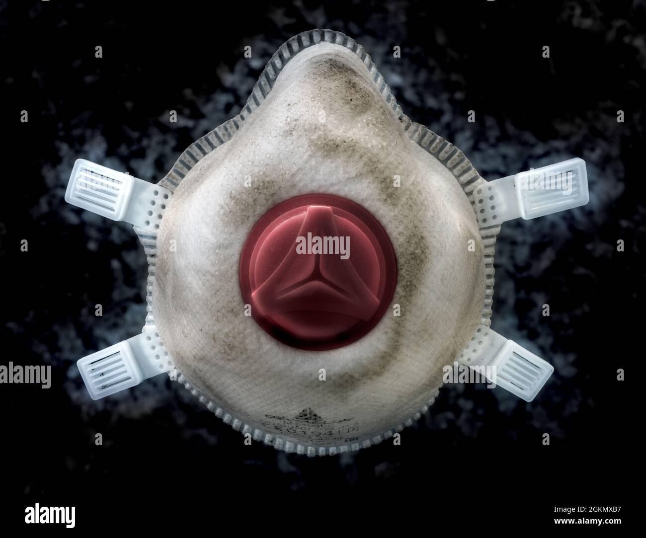 Masque N99 utilisé - EPI de masque utilisé pendant la pandémie mondiale COVID 19 avec marques de poussière, équipement de protection individuelle. Masque d'EPI jetable sale. COVID19 Banque D'Images