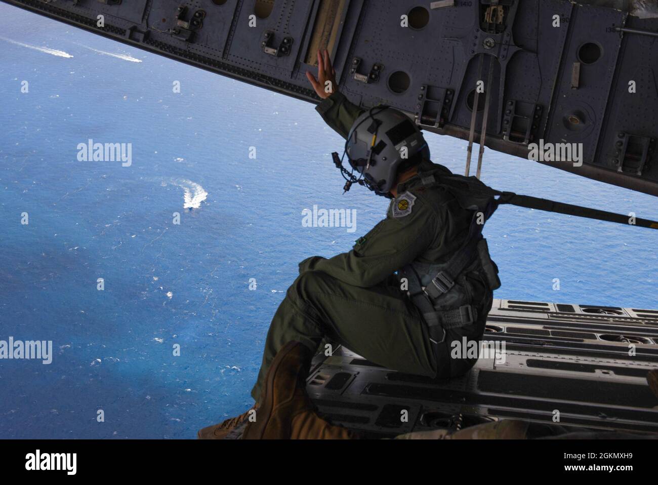 Le Maj. Mack Delgado de la U.S. Air Force, pilote de l'équipe de démonstration C-17 de la côte ouest, déchaîne les bateaux au large de Miami Beach, en Floride, depuis la rampe de chargement d'un C-17 Globemaster III, le 31 mai 2021. Le C-17 a été redirigé vers la base conjointe Lewis-McChord, Washington, après avoir terminé leurs démonstrations dans le National Salute à notre spectacle Heroes Hyundai Air and Sea. Banque D'Images