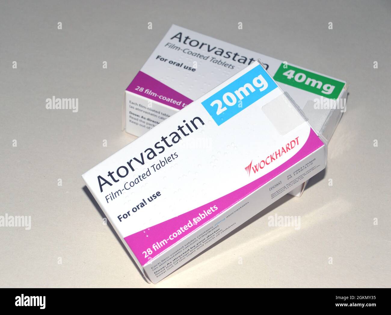Une boîte de comprimés d'Atorvastatine pelliculés 20 mg et 40 mg (Lipitor) 'Statin' fabriqués par Wockhardt et prescrits pour réduire le cholestérol, Angleterre, Royaume-Uni. Banque D'Images
