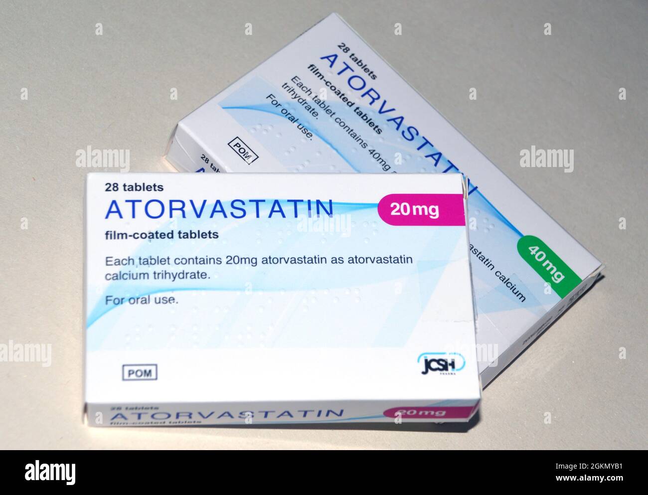 Une boîte de 20 mg et 40 mg d'Atorvastatine pelliculés (Lipitor) comprimés de « statine » fabriqués par JCSH prescrits pour réduire le cholestérol, Angleterre, Royaume-Uni. Banque D'Images