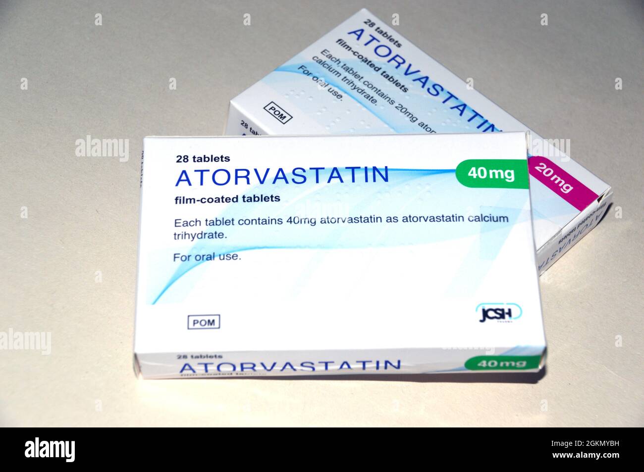 Une boîte de 20 mg et 40 mg d'Atorvastatine pelliculés (Lipitor) comprimés de « statine » fabriqués par JCSH prescrits pour réduire le cholestérol, Angleterre, Royaume-Uni. Banque D'Images