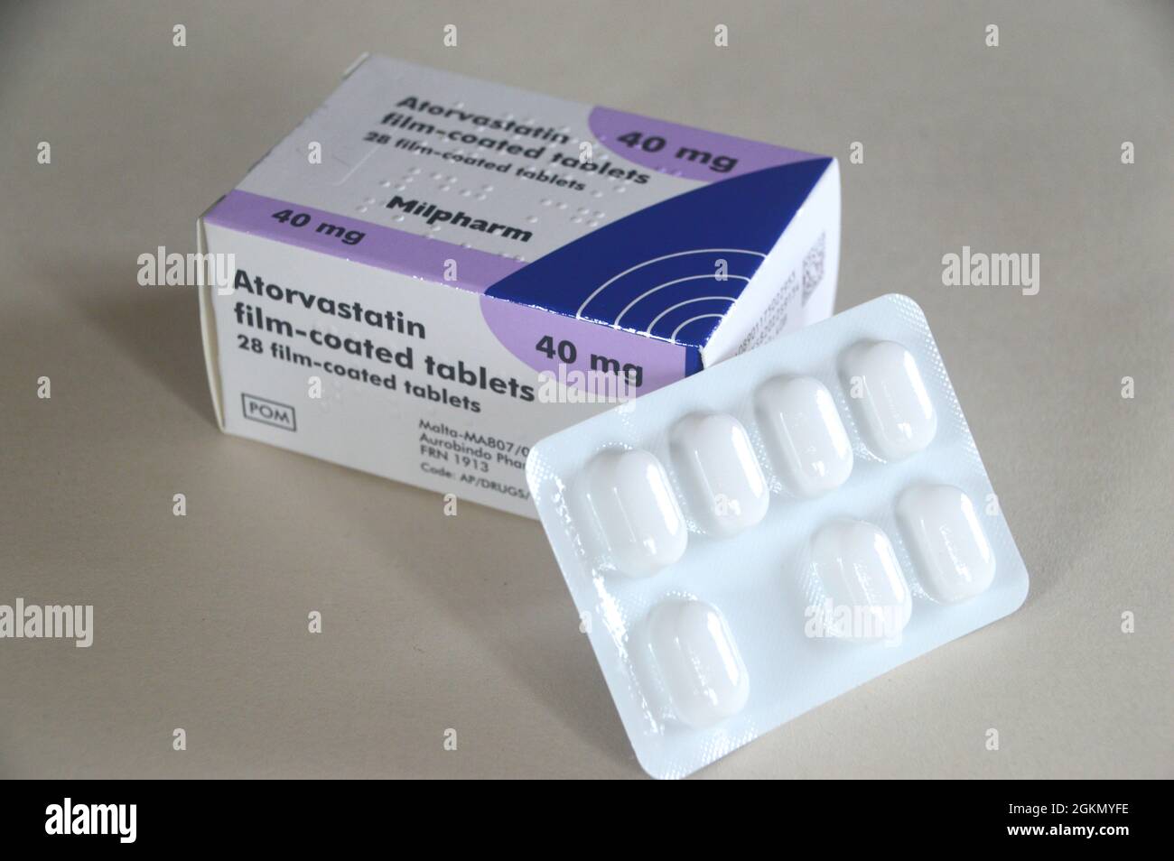 Une boîte de 28 comprimés pelliculés d'Atorvastatine (Lipitor) 'Statin' fabriqués par Milpharm et prescrits pour réduire le cholestérol, Angleterre, Royaume-Uni. Banque D'Images