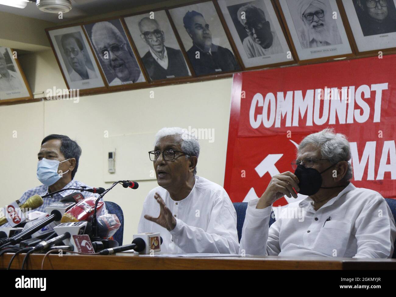 SITA RAM Yechuri, chef principal du CPIM et Manik Sarkar, ancien Tripura cm et chef principal du CPIM, ont pris la parole lors d'une conférence de presse sur la récente vague d'attaques contre l'IPC(M), les partis de gauche et les médias à Tripura, à leur siège social à New Delhi, le mardi 14 septembre 2021. Photo d'Akash Anshuman/ABACAPRESS.COM Banque D'Images