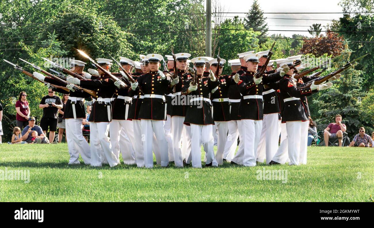 Les Marines des États-Unis avec le peloton Silent Drill se produire au Fuerst Park à Novi, Michigan, le 1er juin 2021. Le Silent Drill Platoon a visité le Michigan et l'Ohio dans un effort de sensibilisation et d'engagement de la communauté pour soutenir les efforts de recrutement du corps des Marines. Banque D'Images