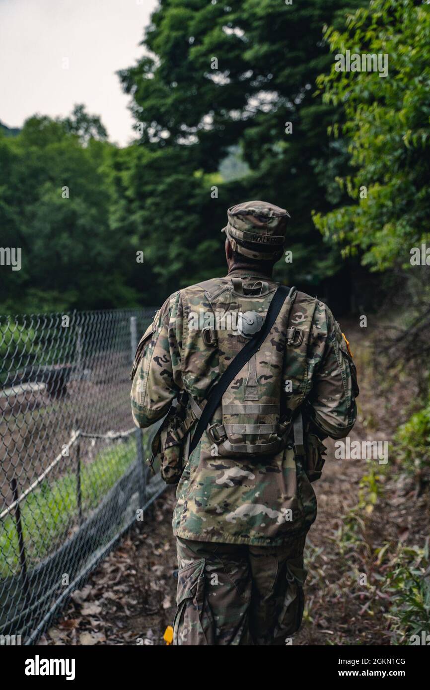 Sgt. Jamal Walker, musicien affecté à l'Armée des États-Unis au Japon, dirige la navigation terrestre pendant la compétition du meilleur guerrier du Pacifique de l'Armée des États-Unis 2021 à Camp Casey, en Corée du Sud, le 3 juin 2021. Le BWC USARPAC 2021 est un concours annuel d'une semaine qui se compose de concurrents de plusieurs unités USARPAC. Cette année, en raison de la COVID-19, la compétition aura lieu dans toute l'Indo-Pacific, avec des concurrents menant des événements physiques à leur station d'accueil et participant à un comité de connaissances virtuel présidé par le sergent de commandement de l'USARPAC Major. Les officiers non commissionnés et juni Banque D'Images