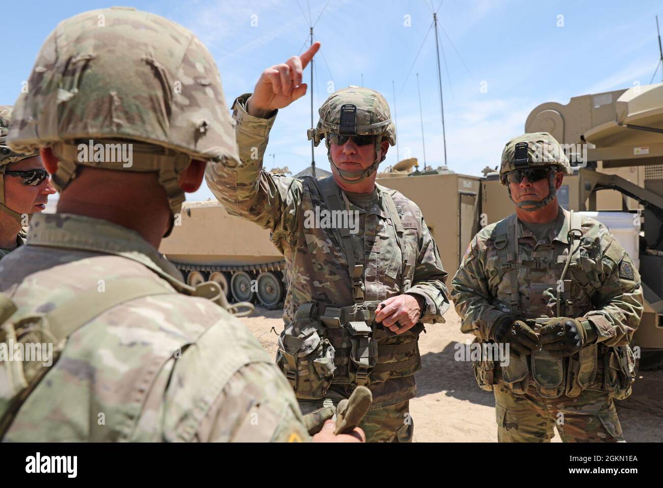 Le colonel Joe D. Hargett, chef d'état-major interarmées de la Garde nationale du Mississippi, parle aux soldats du 1er Bataillon du 155e Régiment d'infanterie lors de sa visite au Centre national d'entraînement, fort Irwin, Californie, le 2 juin 2021. Hargett a accompagné le général de division Janson D. Boyles, l'adjudant général de la Garde nationale du Mississippi, et d'autres hauts dirigeants du Mississippi lors d'une visite aux soldats et aux éléments de soutien de la 155e équipe de combat de la Brigade blindée pendant leur rotation d'entraînement. Banque D'Images