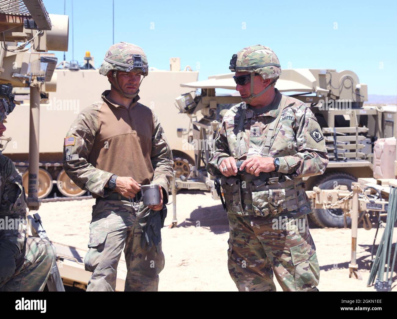 Le général de division Janson D. Boyles, adjudant général de la Garde nationale du Mississippi, parle aux soldats du 1er Bataillon du 155e Régiment d'infanterie lors de sa visite au Centre national d'entraînement, fort Irwin, Californie, le 2 juin 2021. Boyles et d'autres hauts dirigeants du Mississippi ont visité des soldats et des éléments de soutien de la 155e équipe de combat de la Brigade blindée pendant leur rotation d'entraînement. Banque D'Images