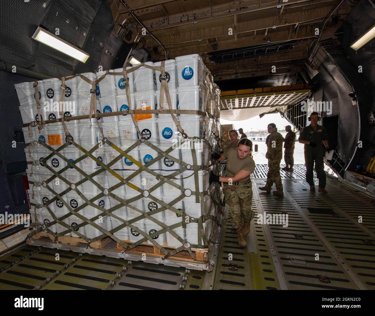 Le 2 juin 2021, des membres du 30e Escadron de port aérien, de la station de réserve aérienne de Niagara Falls, N.Y., et de la 433e Escadre de transport aérien de la base conjointe San Antonio-Lackland, Texas, ont fait don de matériel humanitaire dans une galaxie C-5 à l'aéroport international de Niagara Falls. Un camion d'incendie et des fournitures humanitaires supplémentaires ont été donnés par Global Medic de Toronto, au Canada, et coordonnés dans le cadre du Programme d'aide humanitaire Denton destiné au Nicaragua. Banque D'Images