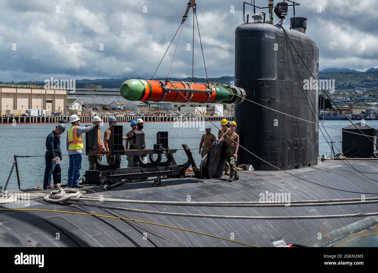 BASE CONJOINTE PEARL HARBOR-HICKAM (2 juin 2021) -- des marins affectés au sous-marin d'attaque rapide de classe Los Angeles USS Columbia (SSN 771) chargent une torpille Mark 48 à capacité avancée pour l'exercice Agile Dagger 2021 (AD21). L’AD21 est un exercice d’entraînement, dont un tiers de la Force sous-marine du Pacifique est en cours, pour évaluer l’état de préparation aux combats et renforcer les capacités de la force conjointe. Banque D'Images