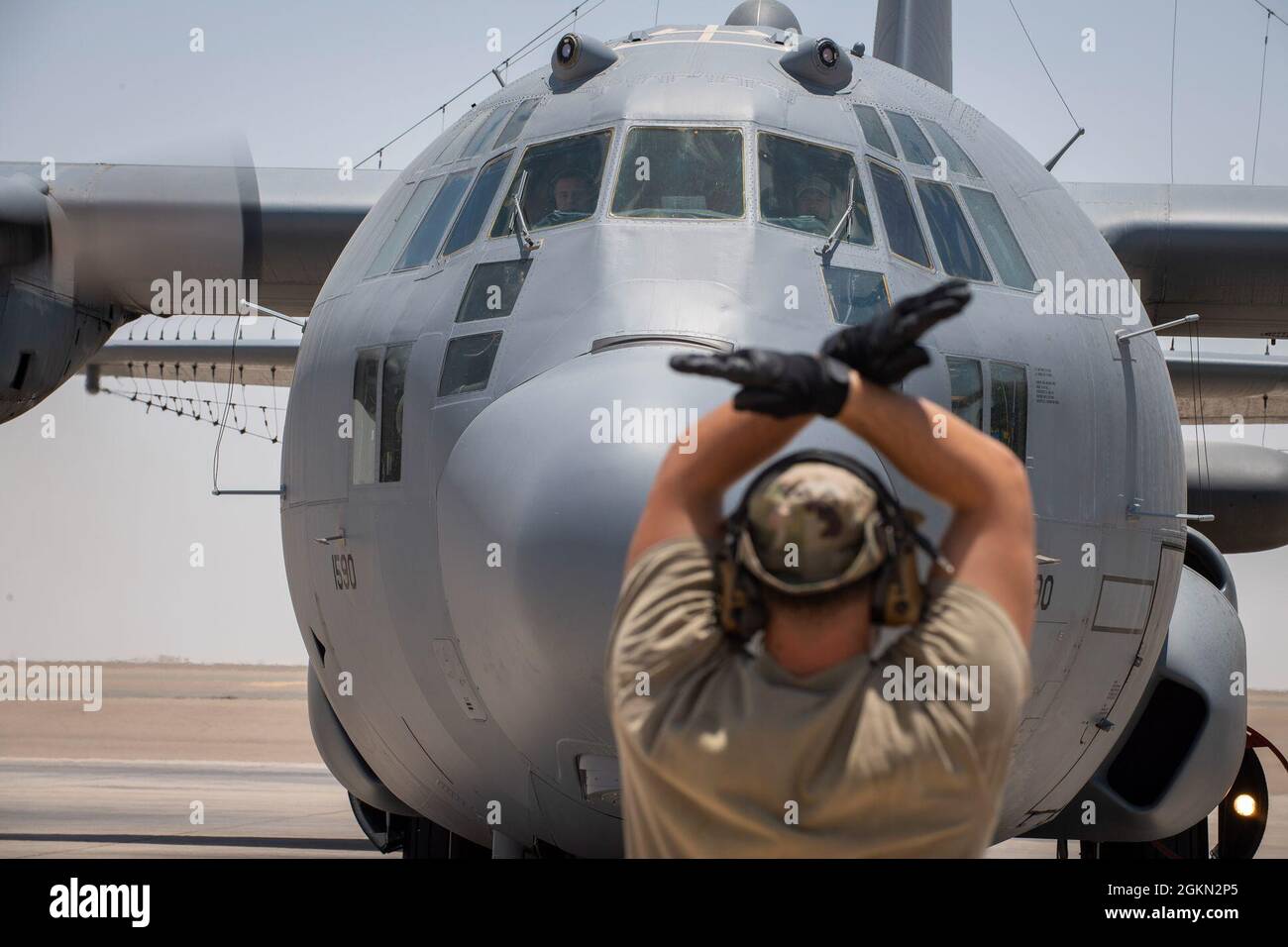 Un appel Compass EC-130H de la Force aérienne des États-Unis affecté au 41e Escadron de combat électronique expéditionnaire (EECS) et piloté par Brig. Le général Larry R. Broadwell, 380e commandant de l'aile expéditionnaire de l'air (AEW), est organisé par le Premier Airman Jacob Olivera, 41e EECS, lors du Fini-Flight de Broadwell à la base aérienne d'Al Dhafra, aux Émirats arabes Unis, le 2 juin 2021. Broadwell est commandant de la 380e AEW depuis juin 2020. Banque D'Images