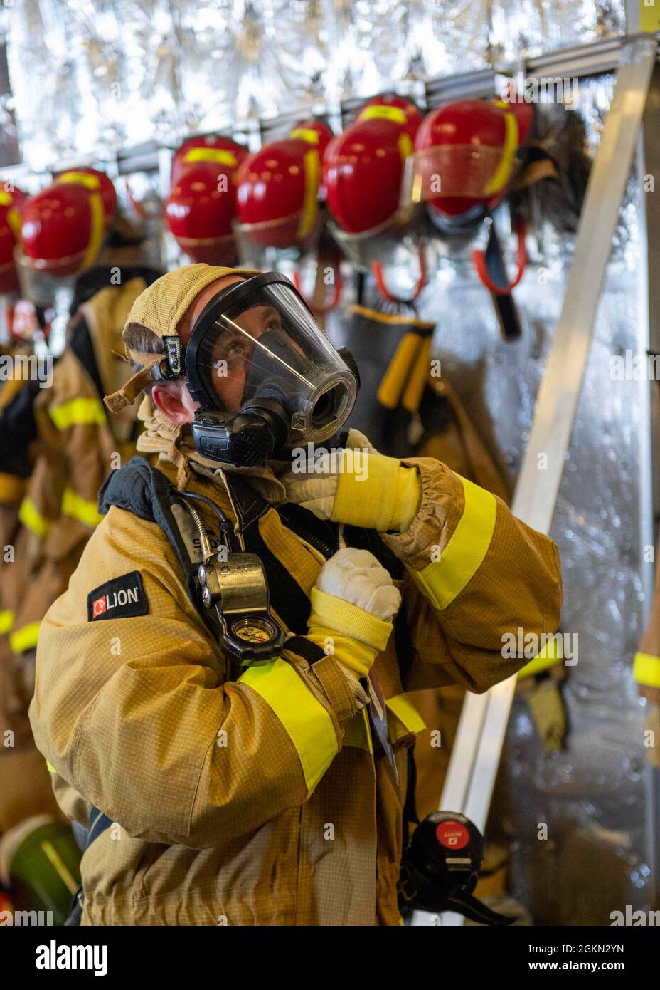 210602-N-WU807-1010 APRA HARBOUR, Guam (2 juin 2021) Mineman Hunter Auslander de 3e classe, de fort Lauderdale, Floride, lance un ensemble de pompiers a pendant un exercice de contrôle des dégâts à bord du navire de combat littoral USS Independence-variant Charleston (LCS 18), 2 juin. Charleston, qui fait partie de l'escadron Destroyer Seven, est en cours de déploiement rotatif dans la zone d'exploitation de la 7e flotte des États-Unis afin d'améliorer l'interopérabilité avec ses partenaires et de servir de force d'intervention prête à l'appui d'une région Indo-Pacifique libre et ouverte. Banque D'Images